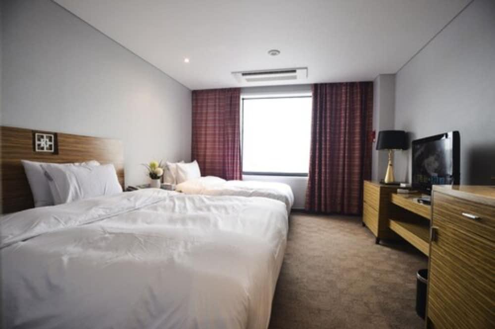 Philos Hotel Поханг Екстериор снимка
